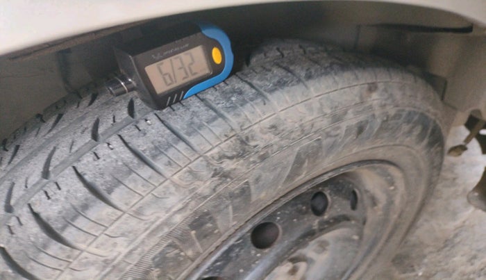 2010 Maruti Swift LXI, Petrol, Manual, 1,00,318 km, tyre