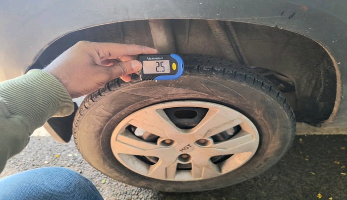 2016 Renault Kwid RXT 1.0 AMT, Petrol, Automatic, 59,890 km, tyre