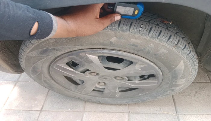 2017 Renault Kwid RXT 1.0 AMT (O), Petrol, Automatic, 96,672 km, tyre