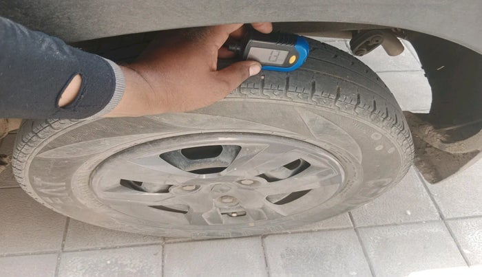 2017 Renault Kwid RXT 1.0 AMT (O), Petrol, Automatic, 96,672 km, tyre