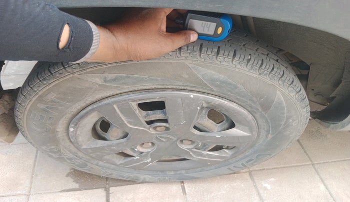 2017 Renault Kwid RXT 1.0 AMT (O), Petrol, Automatic, 96,672 km, tyre