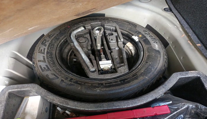 2011 Volkswagen Vento HIGHLINE 1.6 MPI, Petrol, Manual, 16,603 km, tyre