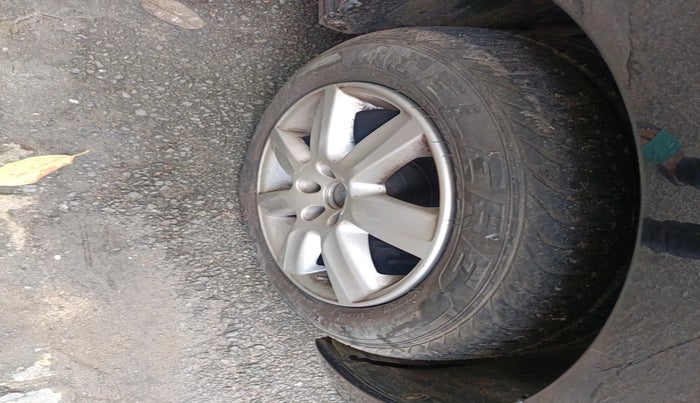 2011 Volkswagen Vento HIGHLINE 1.6 MPI, Petrol, Manual, 16,603 km, tyre