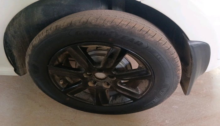 2011 Volkswagen Polo HIGHLINE 1.6L, Petrol, Manual, 66,208 km, tyre