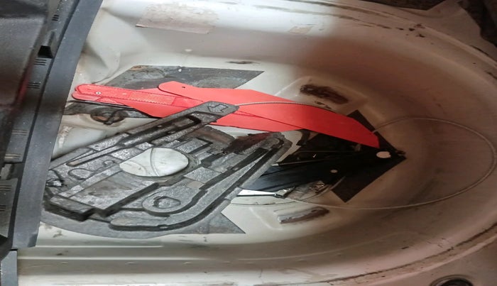 2011 Volkswagen Polo HIGHLINE 1.6L, Petrol, Manual, 66,208 km, tyre