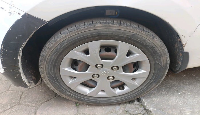 2015 Hyundai Grand i10 SPORTZ 1.2 KAPPA VTVT, Petrol, Manual, 2,39,799 km, tyre