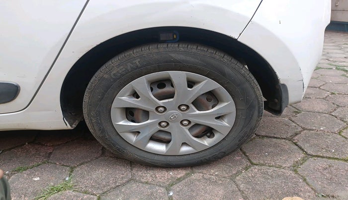 2015 Hyundai Grand i10 SPORTZ 1.2 KAPPA VTVT, Petrol, Manual, 2,39,799 km, tyre