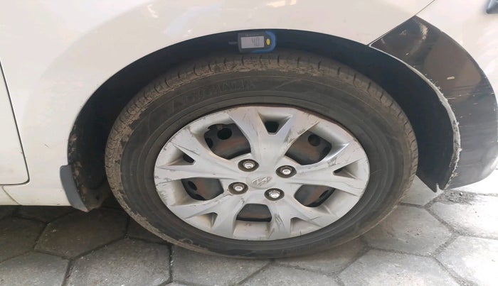 2015 Hyundai Grand i10 SPORTZ 1.2 KAPPA VTVT, Petrol, Manual, 2,39,799 km, tyre