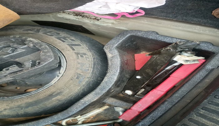 2012 Volkswagen Vento HIGHLINE DIESEL 1.6, Diesel, Manual, 1,04,659 km, tyre