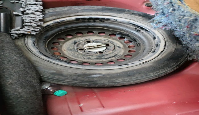 2014 Honda Brio VX MT, Petrol, Manual, 5,91,514 km, tyre