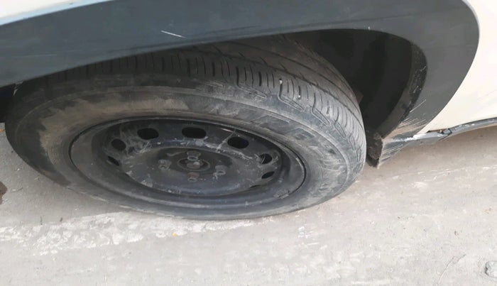 2016 Mahindra Kuv100 K4 5 STR, Petrol, Manual, 1,06,429 km, tyre