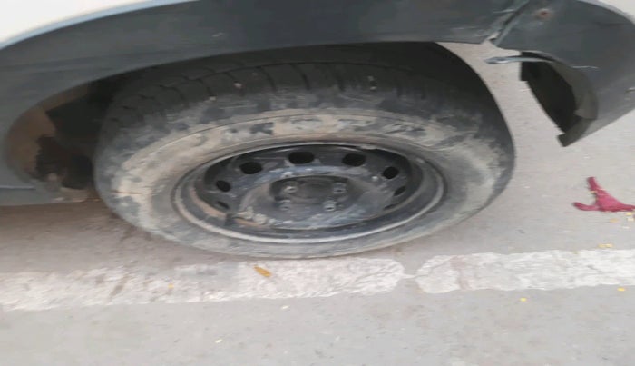 2016 Mahindra Kuv100 K4 5 STR, Petrol, Manual, 1,06,429 km, tyre