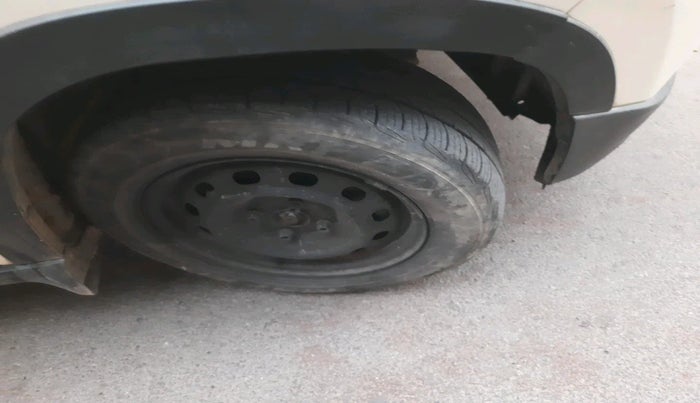 2016 Mahindra Kuv100 K4 5 STR, Petrol, Manual, 1,06,429 km, tyre