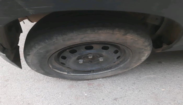 2016 Mahindra Kuv100 K4 5 STR, Petrol, Manual, 1,06,429 km, tyre