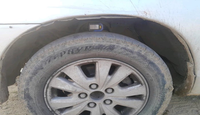 2011 Toyota Innova V 2.5 8 STR, Diesel, Manual, 1,82,352 km, tyre