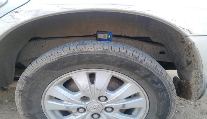 2011 Toyota Innova V 2.5 8 STR, Diesel, Manual, 1,82,352 km, tyre