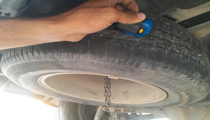 2011 Toyota Innova V 2.5 8 STR, Diesel, Manual, 1,82,352 km, tyre