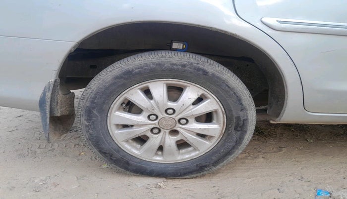 2011 Toyota Innova V 2.5 8 STR, Diesel, Manual, 1,82,352 km, tyre