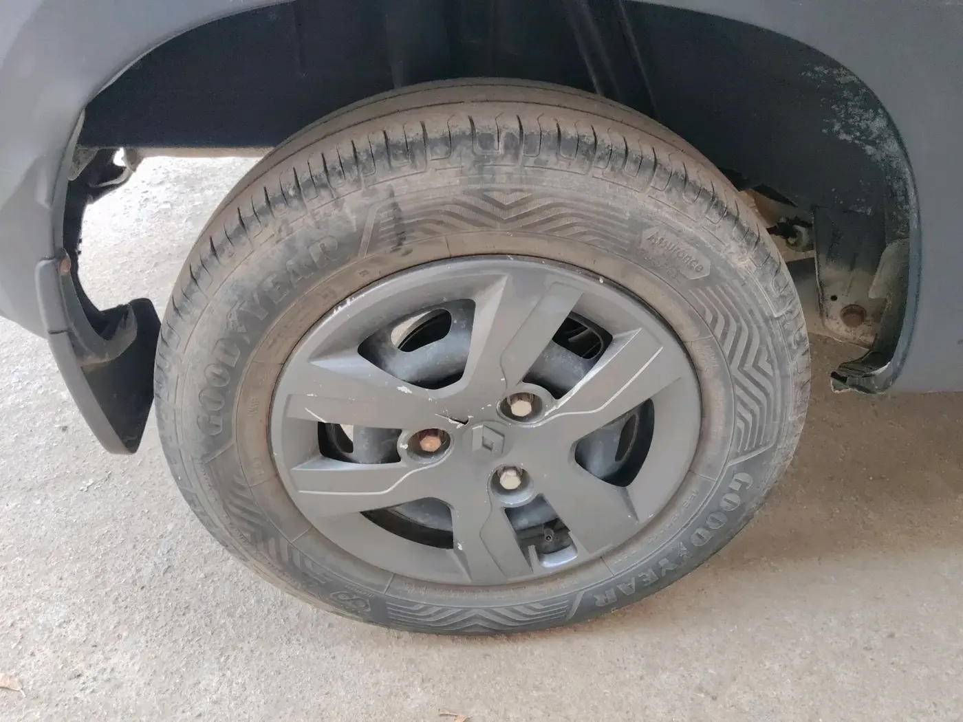 2018 Renault Kwid RXT 1.0, Petrol, Manual, 1,53,946 km, tyre