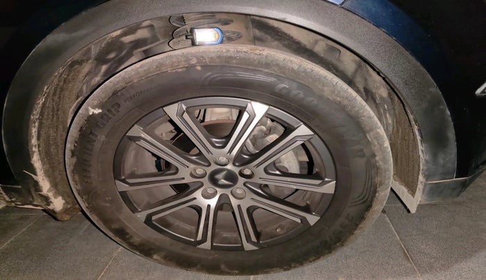 2024 Mahindra XUV700 AX7 Petrol MT 7 STR, Petrol, Manual, 15,288 km, tyre