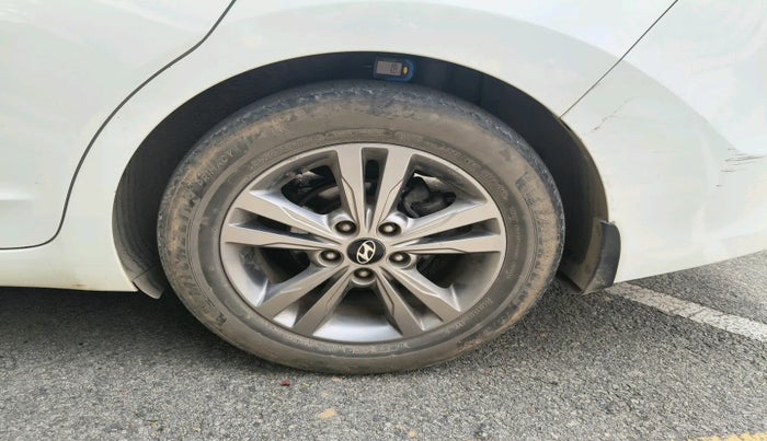 2017 Hyundai New Elantra 1.6 SX (O) AT DIESEL, Diesel, Automatic, 2,32,457 km, tyre
