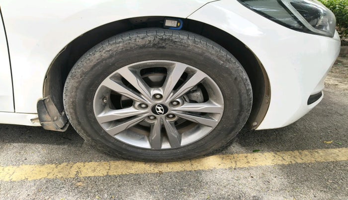 2017 Hyundai New Elantra 1.6 SX (O) AT DIESEL, Diesel, Automatic, 2,32,457 km, tyre
