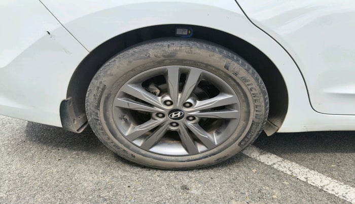 2017 Hyundai New Elantra 1.6 SX (O) AT DIESEL, Diesel, Automatic, 2,32,457 km, tyre