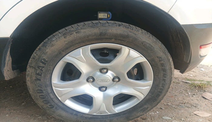 2014 Ford Ecosport AMBIENTE 1.5L DIESEL, Diesel, Manual, 1,04,449 km, tyre