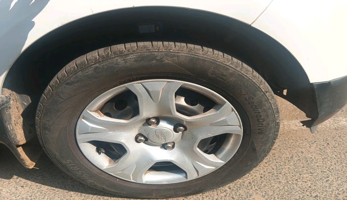 2014 Ford Ecosport AMBIENTE 1.5L DIESEL, Diesel, Manual, 1,04,449 km, tyre