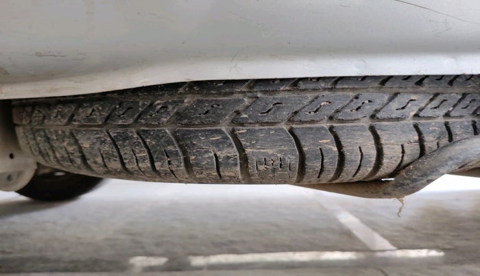 2014 Maruti Omni 5 STR, Petrol, Manual, 63,940 km, tyre