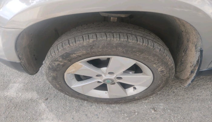 2012 Skoda Yeti ELEGANCE 2.0 TDI CR 4X4, Diesel, Manual, 1,47,758 km, tyre