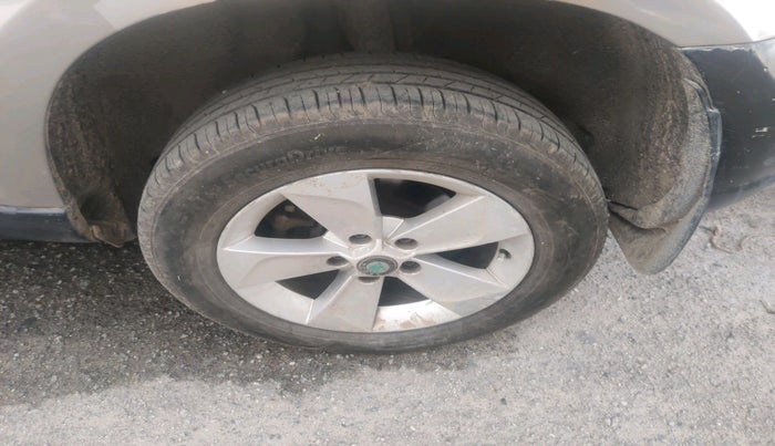 2012 Skoda Yeti ELEGANCE 2.0 TDI CR 4X4, Diesel, Manual, 1,47,758 km, tyre