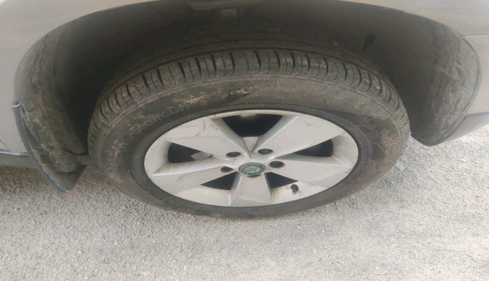 2012 Skoda Yeti ELEGANCE 2.0 TDI CR 4X4, Diesel, Manual, 1,47,758 km, tyre