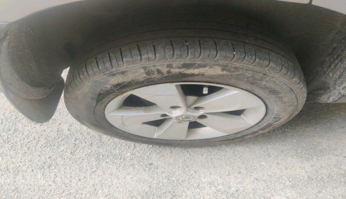 2012 Skoda Yeti ELEGANCE 2.0 TDI CR 4X4, Diesel, Manual, 1,47,758 km, tyre