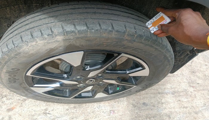 2022 Tata PUNCH CREATIVE AMT 1.2 RTN DUAL TONE, Petrol, Automatic, 37,382 km, tyre