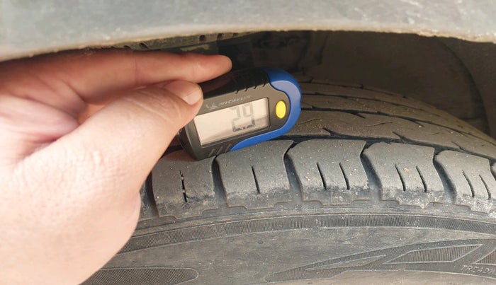 2013 Volkswagen Polo COMFORTLINE 1.2L, Diesel, Manual, 1,68,513 km, tyre