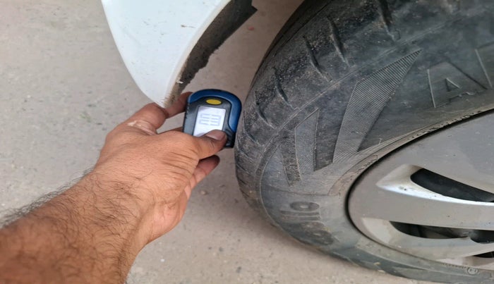 2011 Hyundai i10 MAGNA 1.1, Petrol, Manual, 1,51,624 km, tyre