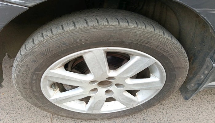 2011 Volkswagen Polo HIGHLINE1.2L, Petrol, Manual, 1,55,882 km, tyre