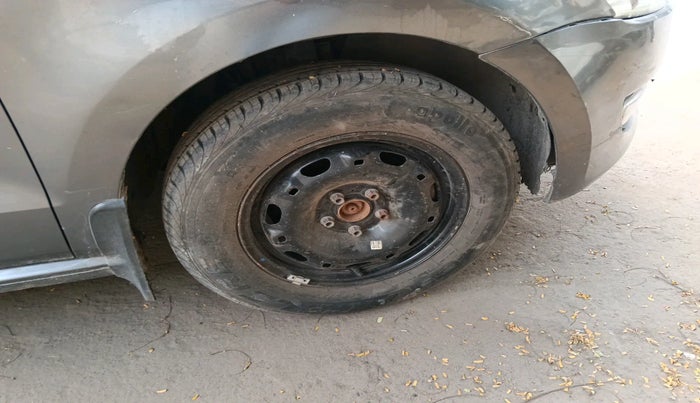 2011 Volkswagen Polo HIGHLINE1.2L, Petrol, Manual, 1,55,882 km, tyre