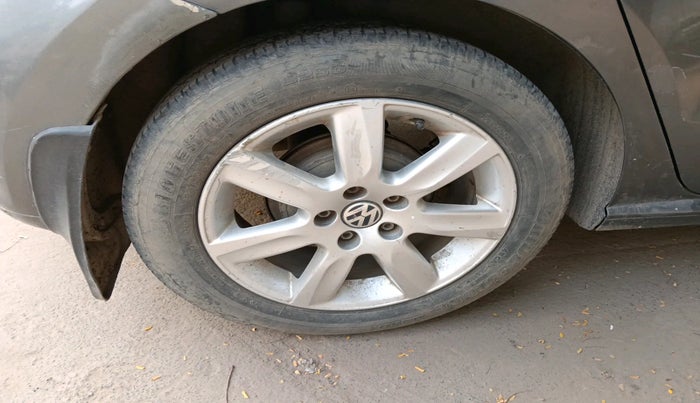 2011 Volkswagen Polo HIGHLINE1.2L, Petrol, Manual, 1,55,882 km, tyre