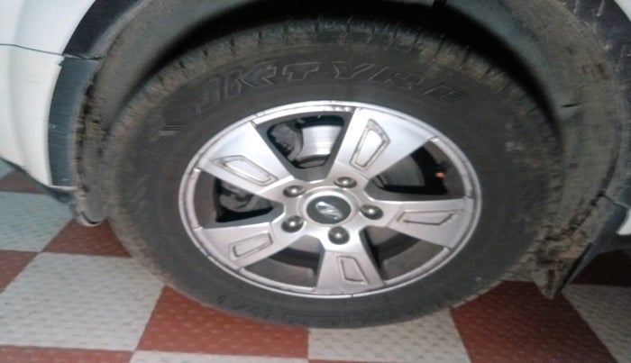 2011 Mahindra XUV500 W8, Diesel, Manual, 1,23,402 km, tyre