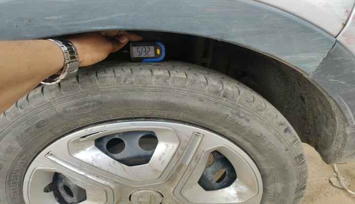 2019 Tata NEXON XE PETROL, Petrol, Manual, 42,818 km, tyre