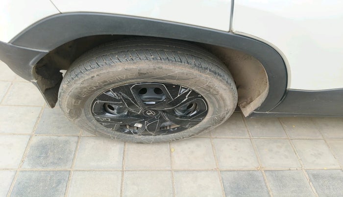 2024 Tata PUNCH ADVENTURE RHYTHM CNG, Petrol, Manual, 25,695 km, tyre