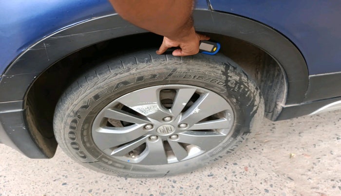 2016 Maruti S Cross ALPHA 1.3, Diesel, Manual, 1,00,058 km, tyre