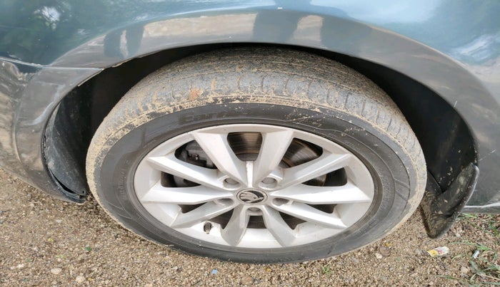 2014 Skoda Octavia AMBITION 2.0 TDI AT, Diesel, Automatic, 2,13,296 km, tyre