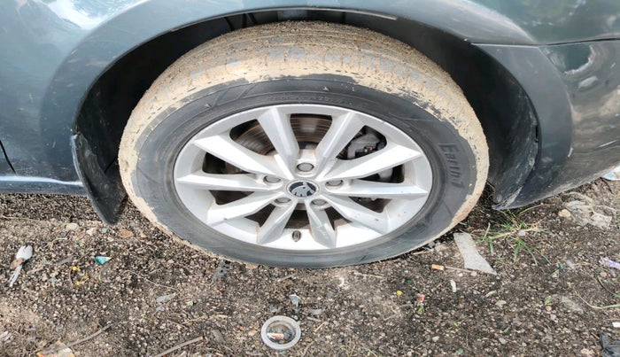 2014 Skoda Octavia AMBITION 2.0 TDI AT, Diesel, Automatic, 2,13,296 km, tyre