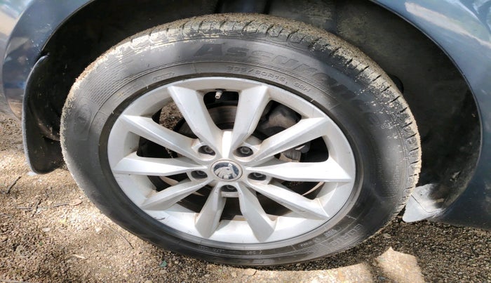2014 Skoda Octavia AMBITION 2.0 TDI AT, Diesel, Automatic, 2,13,296 km, tyre