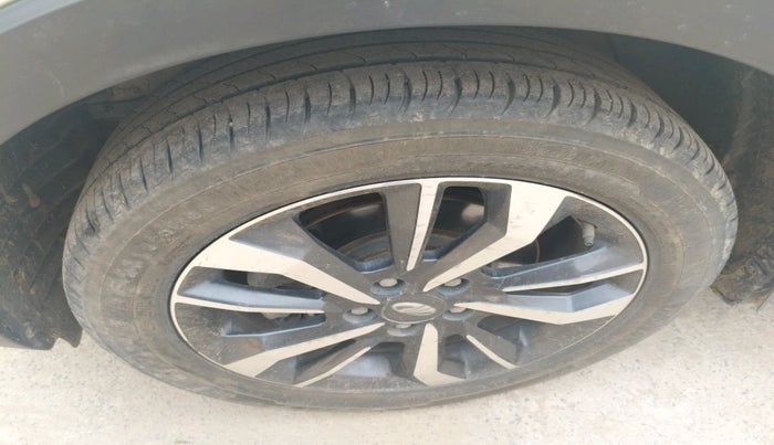 2021 Mahindra XUV300 W8 (O) 1.2 PETROL, Petrol, Manual, 28,893 km, tyre