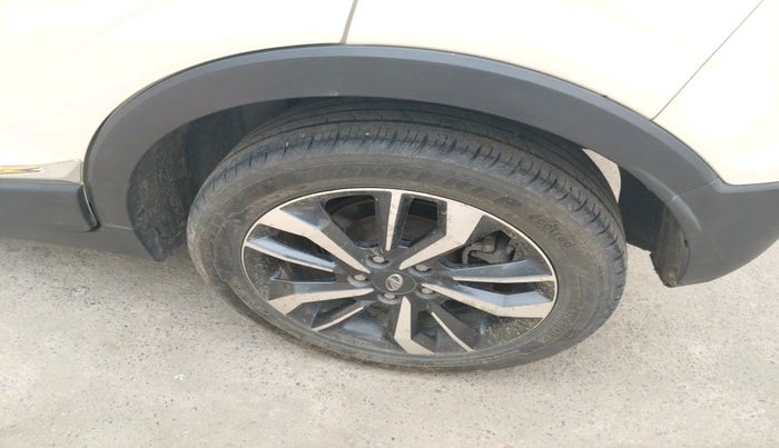 2021 Mahindra XUV300 W8 (O) 1.2 PETROL, Petrol, Manual, 28,893 km, tyre