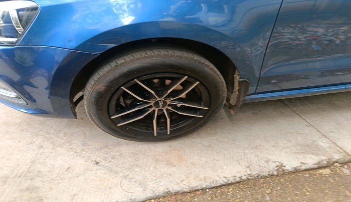 2017 Volkswagen Polo HIGHLINE1.2L, Petrol, Manual, 1,40,286 km, tyre